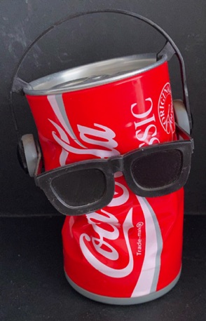 26147-1 € 10,00 coca cola dansend blikje zwarte bril en koptelefoon.jpeg